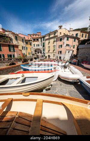 Altes und kleines Dorf von Tellaro mit Ruderbooten, die am Kai festgemacht sind, Lerici Gemeinde, Golf von La Spezia, Ligurien, Italien, Europa Stockfoto