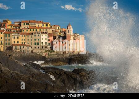 Große Wellen im Mittelmeer. Altes Dorf von Tellaro während eines Seesturms. La Spezia, Ligurien, Italien. Touristen bewundern die Kraft des Meeres. Stockfoto