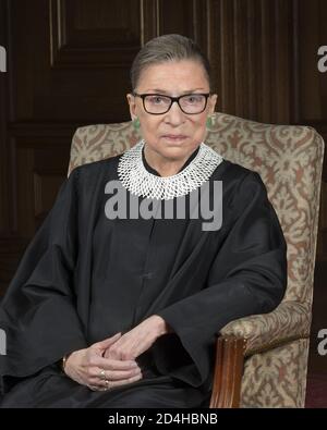 Ruth Bader Ginsburg, 2016 Portrait (Supreme Court of the United States) 5. Januar 2016./ Aktenzeichen # 1003-835THA Stockfoto