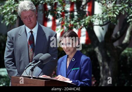 Präsident Bill Clinton während der Bekanntgabe von Ruth Bader Ginsburg als Kandidatin für den Associate Supreme Court Justice im Weißen Haus, 14. Juni 1993. Foto von White House Press Fotograf: Sharon Farmer / Aktenzeichen # 1003-832THA Stockfoto