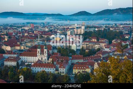 Stadtbild von Graz mit der Mur und der Mariahilfer Kirche (Mariahilferkirche), Blick von der Shlossberg Hügel, der in Graz, Steiermark, Österreich Stockfoto