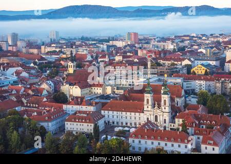 Stadtbild von Graz mit der Mur und der Mariahilfer Kirche (Mariahilferkirche), Blick von der Shlossberg Hügel, der in Graz, Steiermark, Österreich Stockfoto