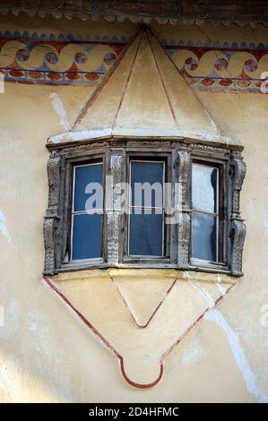 Kleiner Balkon mit Holzfenstern im alten Dorf Guarda, Gemeinde Scuol, Engadintal, Kanton Graubünden, Schweiz, Europa Stockfoto