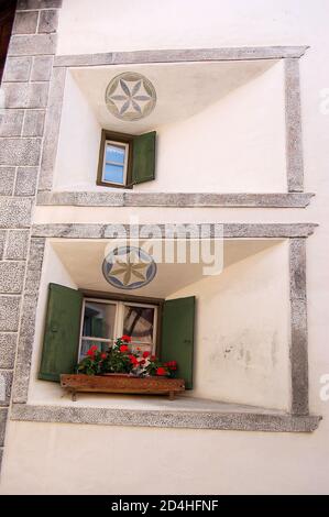 Zwei kleine altmodische Fenster im alten Dorf Guarda, Gemeinde Scuol, Engadintal, Kanton Graubünden, Schweiz, Europa Stockfoto