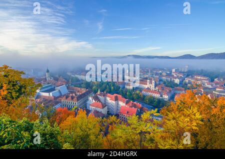 Stadtbild von Graz mit der Mur und der Mariahilfer Kirche (Mariahilferkirche), Blick von der Shlossberg Hügel, der in Graz, Steiermark, Österreich Stockfoto