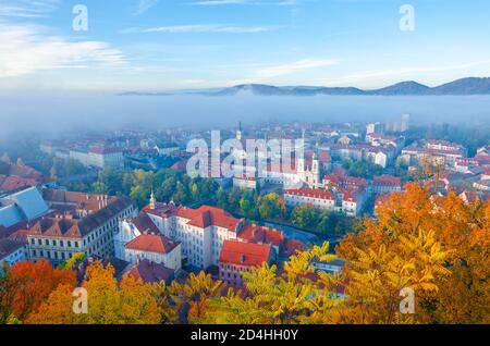 Stadtbild von Graz mit der Mur und der Mariahilfer Kirche (Mariahilferkirche), Blick von der Shlossberg Hügel, der in Graz, Steiermark, Österreich Stockfoto