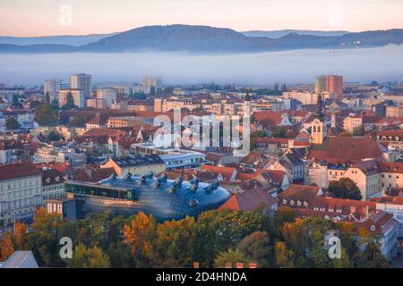 Stadtbild von Graz vom Schlossberg, Graz, Steiermark, Österreich, im Herbst, bei Sonnenaufgang Stockfoto