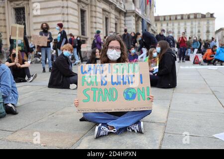 Turin, Italien. Oktober 2020. Eine Aktivistin von Fridays for Future streikt, um die Politik zu bitten, die Klimakrise zu erklären und ein Plakat zu zeigen. Quelle: MLBARIONA/Alamy Live News Stockfoto