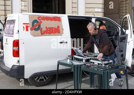 Turin, Italien. Oktober 2020. Max Casacci (Subsonica) spielt ein dj-Set für AktivistInnen von Fridays for Future on Strike, um die Politik zu bitten, die Klimakrise zu erklären. Quelle: MLBARIONA/Alamy Live News Stockfoto