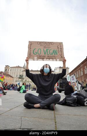 Turin, Italien. Oktober 2020. Eine Aktivistin von Fridays for Future streikt, um die Politik zu bitten, die Klimakrise zu erklären und ein Plakat zu zeigen. Quelle: MLBARIONA/Alamy Live News Stockfoto