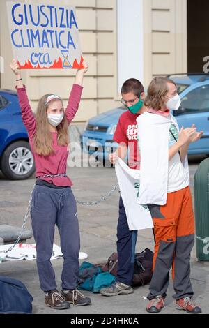 Turin, Italien. Oktober 2020. AktivistInnen von Fridays for Future streiken und verketten sich, um die Politik zu bitten, die Klimakrise zu erklären. Quelle: MLBARIONA/Alamy Live News Stockfoto