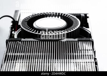 Video-Grafikkarte mit leistungsstarker GPU isoliert auf weißem Hintergrund, Kühler und Lüfter aufgedeckt Stockfoto
