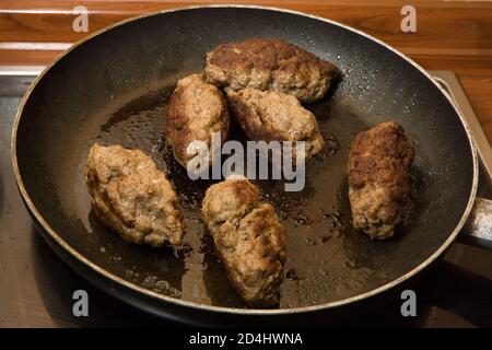 Nahaufnahme von Cevapi Fleischbällchen in einer Pfanne, Stockfoto