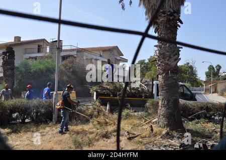 Famagusta, Nordzypern. Okt. 2020. Dieses Bild vom 8. Oktober 2020 zeigt Arbeiter, die sich für die Öffentlichkeit vorbereiten, um zum ersten Mal seit 46 Jahren in den verlassenen Badeort Varosha in der türkischen Republik Nordzypern (TRNC) zu gelangen. Die türkisch-zypriotische Regierung hat Anfang dieser Woche beschlossen, dieses eingezäunte Gebiet von Famagusta teilweise wieder zu öffnen. Varosha blieb jahrzehntelang unberührt und wurde nach dem Zypernkrieg 1974 von den türkischen Behörden abgedichtet, als seine überwiegend griechisch-zypriotischen Einwohner flohen und die Insel geteilt wurde Stockfoto