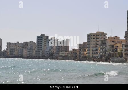 Famagusta, Nordzypern. Okt. 2020. Dieses Bild, das am 8. Oktober 2020 aufgenommen wurde, zeigt die Küste des verlassenen Badeortes Varosha in der türkischen Republik Nordzypern (TRNC), der erstmals seit 46 Jahren der Öffentlichkeit zugänglich ist. Die türkisch-zypriotische Regierung hat Anfang dieser Woche beschlossen, dieses eingezäunte Gebiet von Famagusta teilweise wieder zu öffnen. Varosha blieb jahrzehntelang unberührt und wurde nach dem Zypernkrieg 1974 von den türkischen Behörden abgedichtet, als seine überwiegend griechisch-zypriotischen Einwohner flohen und die Insel geteilt wurde. (Fotos von Selim KUMBARACI / Pasedembo / Alamy Live News) Stockfoto