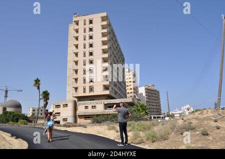 Famagusta, Nordzypern. Okt. 2020. Dieses Bild vom 8. Oktober 2020 zeigt die Erkundung des verlassenen Badeortes Varosha in der türkischen Republik Nordzypern (TRNC) und die Aufnahme dieses historischen Tages, an dem die Öffentlichkeit zum ersten Mal seit 46 Jahren Zugang zu diesem eingezäunten Gebiet von Famagusta hat. Varosha blieb jahrzehntelang unberührt und wurde nach dem Zypernkrieg 1974 von den türkischen Behörden abgedichtet, als seine überwiegend griechisch-zypriotischen Einwohner flohen und die Insel geteilt wurde. (Fotos von Selim KUMBARACI / Pasedembo / Alamy Live News) Stockfoto