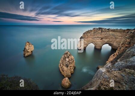 Foto von praia da marinha in Fato Portugal, bei Sonnenuntergang. Stockfoto