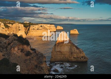 Foto von praia da marinha in Fato Portugal, bei Sonnenuntergang. Stockfoto