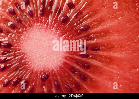 Pop Art Surreal Style schockierende rosa gefärbte Kiwi Obst Cross Section einzigartige Textur Stockfoto