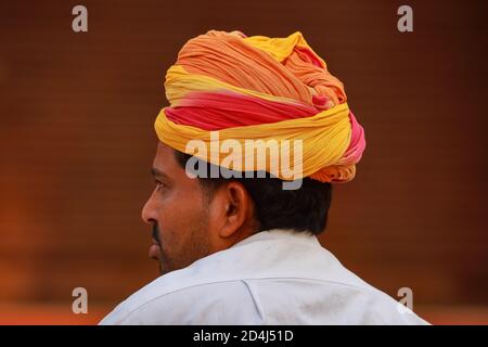 Ein selektiver Fokus Abstraktes Seitenportrait eines Rajasthani-Mannes, der einen bunten Turban in Jaipur, Rajasthan Indien am 01. November 2017 trägt Stockfoto