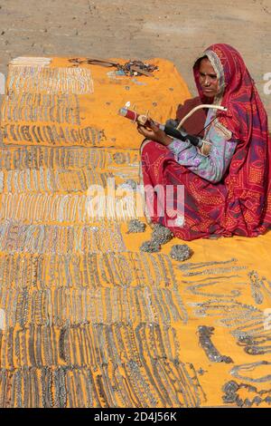 Ein indischer Straßenhändler Frauen Verkauf ethnischer Junk-Schmuck in Jaiselmer, Rajasthan, Indien am 19. Februar 2018 Stockfoto