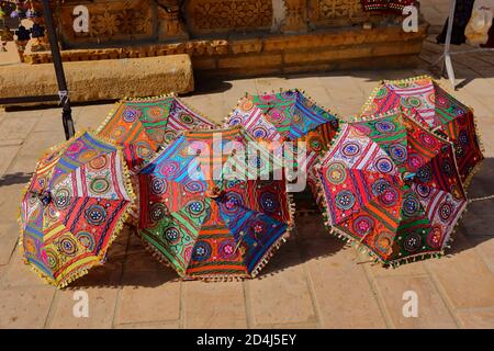 Bunte handgemachte Regenschirme auf einem Markt in jaisalmer gehalten Rajasthan Indien am 21. Februar 2018 Stockfoto