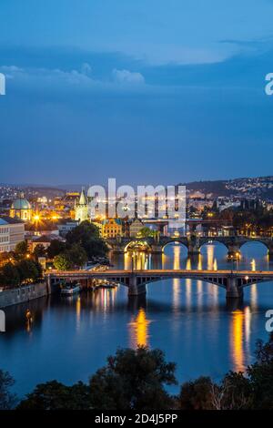 Brücken über den Fluss Vltava (Moldau) von letenske Park, Prag, Tschechische Republik Stockfoto
