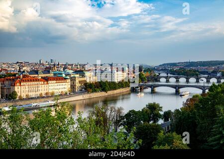 Brücken über den Fluss Vltava (Moldau) und Boote, von letenske Park, Prag, Tschechische Republik Stockfoto
