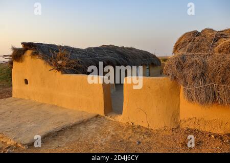 Ein selektives Fokusbild eines Schlammhauses mit Strohhalm Dach in einem Dorf in Rajasthan Indien Stockfoto