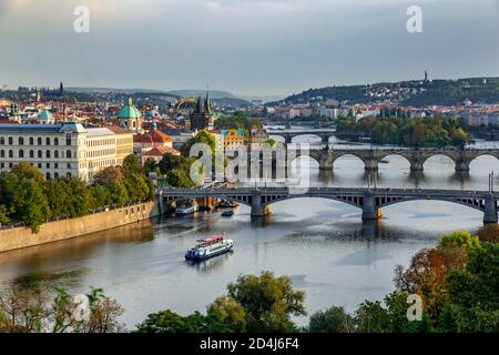Brücken über Moldau und Boot, aus Letenske Park, Prag, Tschechische Republik Stockfoto
