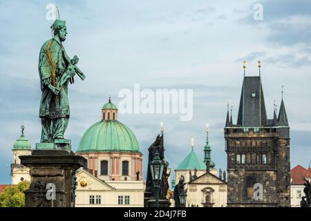 Statue des Johannes von Nepomuk, Kuppel der St. Francis of Assisi Kirche und Brückenturm, Karlsbrücke, Altstadt, Prag, Tschechische Republik Stockfoto