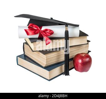 Konzept der Ausbildung: Schwarzer Absolvent Hut, Stapel von großen Büchern, roter Apfel und Papierrolle gebunden mit rotem Band mit einer Schleife, isoliert auf einem weißen Hintergrou Stockfoto