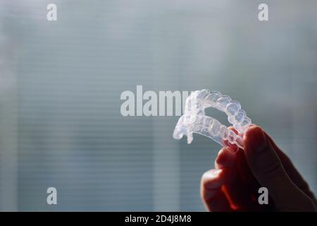 Nahaufnahme der Hand halten Zähne Bleaching Tabletts gegen Fenster. Stockfoto