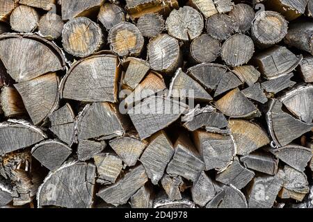 Brennholz liegt in einem Holzstapel aus der Nähe. Holzstruktur Stockfoto