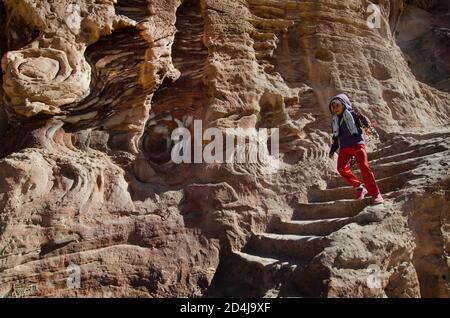 Ein jordanisches Beduinenkind, das Souvenirs in Petra, Jordanien, verkauft.Petra ist auch als Jordaniens rosarot-rote Stadt bekannt. Stockfoto