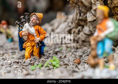 Miniatur eines Dudelsackläufers auf einer neapolitanischen Krippe. Die Kunst der neapolitanischen Geburt von S. Gregorio Armeno, S. Gregorio Armeno ist eine kleine Straße in der Altstadt von Neapel, Italien. Stockfoto