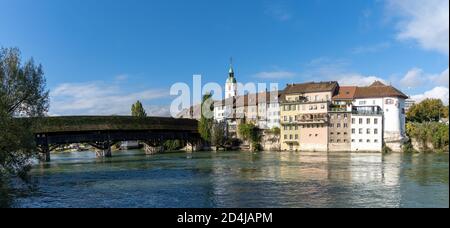 Olten, SO / Schweiz - 8. Oktober 2020: Blick auf die Aare und die historische Altstadt von Olten und Holzbrücke Stockfoto