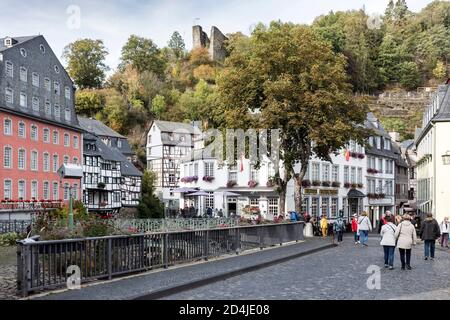 Historische Altstadt Monschau mit dem berühmten Roten Haus und Die Befestigungsanlagen auf der Rur Stockfoto