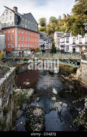 Historische Altstadt Monschau mit dem berühmten Roten Haus und Die Befestigungsanlagen auf der Rur Stockfoto