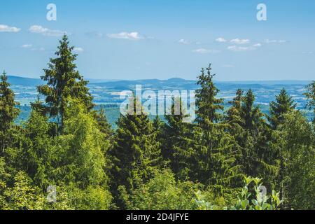 Teutoburger Wald. Blick auf die Landschaft im Naturpark Teutoburger Wald / Egge. Blick vom Velmerstothügel in Nordrhein-Westfalen, Deutschland Stockfoto