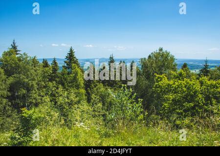 Teutoburger Wald. Blick auf die Landschaft im Naturpark Teutoburger Wald / Egge. Blick vom Velmerstothügel in Nordrhein-Westfalen, Deutschland Stockfoto