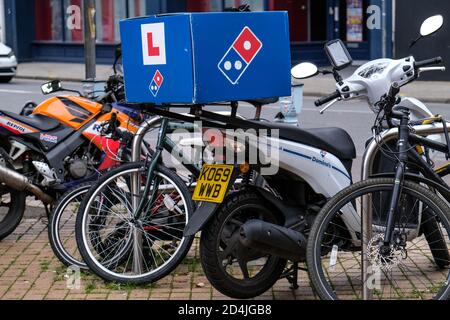 London UK Oktober 09 2020, Domino's Pizza Home Delivery Bike Serving Online Kundenbestellungen Stockfoto