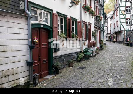 Enge Gassen prägen die historische Altstadt von Monschau Stockfoto