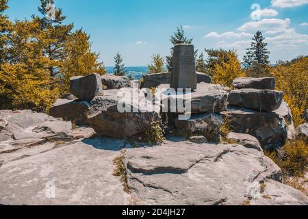 Lippe Velmerstot mit Gedenkstätte im Teutoburger Wald. Velmerstot Gipfel und Blick über die Landschaft des Teutoburger Waldes / Naturpark Egge. North Rh Stockfoto