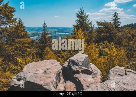 Lippe Velmerstot mit Gedenkstätte im Teutoburger Wald. Velmerstot Gipfel und Blick über die Landschaft des Teutoburger Waldes / Naturpark Egge. North Rh Stockfoto