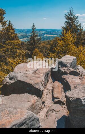 Lippe Velmerstot mit Gedenkstätte im Teutoburger Wald. Velmerstot Gipfel und Blick über die Landschaft des Teutoburger Waldes / Naturpark Egge. North Rh Stockfoto