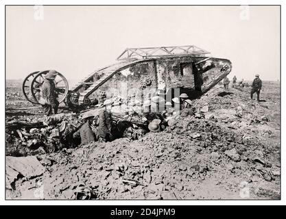 SOMME SCHLACHT 1916 1. Weltkrieg ein früher britischer Mark I 'männlich' Panzer, genannt C-15, in der Nähe von Thiepval, Somme Frankreich 25 September 1916. Der Tank ist in Reserve für die Schlacht von Thiepval Ridge, die am 26. September begann. Der Tank mit dem Draht ausgestattet "Granate Schild" und Steuerrute, beide Funktionen in den nächsten Modellen verworfen. Stockfoto