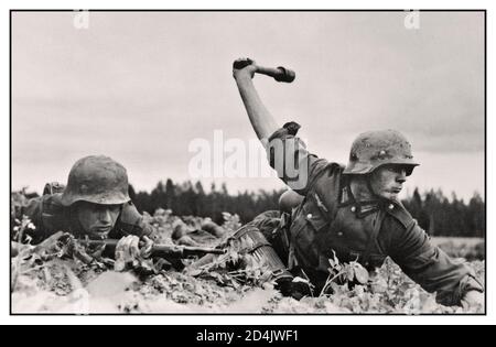 2. Weltkrieg Deutsche Truppen in Russland, 1941 auf dem Boden liegend, wirft ein deutscher Wehrmachtsarmee Soldaten eine Stabgranate. Kämpfe an der Ostfront 2. Weltkrieg Stockfoto