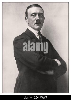 1920er Jahre Adolf Hitler posierte Studio Werbeportrait von Hoffmann 1921 Adolf Hitler (1889 - 1945) (zukünftiger Bundeskanzler) Deutschland. Heinrich Hoffmann war der offizielle Fotograf Adolf Hitlers und ein Nazi-Politiker und Verleger, der ein Mitglied von Hitlers intimem Kreis war. Hoffmanns Fotografien waren ein wichtiger Teil von Hitlers Propagandakampagne, um sich und die NSDAP als ein bedeutendes Massenphänomen darzustellen. Stockfoto