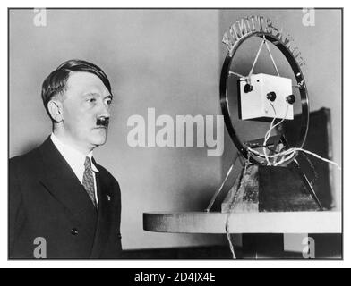 Adolf Hitler aus den 1930er Jahren spricht die deutsche Nation per Rundfunkübertragung an. Am 1. Februar 1933, zwei Tage nach seiner Ernennung zum Kanzler, sprach Hitler über das Radio mit dem deutschen Volk über seine Vision für die Zukunft des Landes: Hitler beendete seine Sendung mit "Beginnen wir, loyal zum Kommando des Feldmarschalls. Der allmächtige Gott möge unser Werk begünstigen, unseren Willen auf die richtige Weise gestalten, unsere Vision segnen und uns mit dem Vertrauen unseres Volkes segnen. Wir wollen nicht für uns selbst kämpfen, sondern nur für Deutschland. Stockfoto